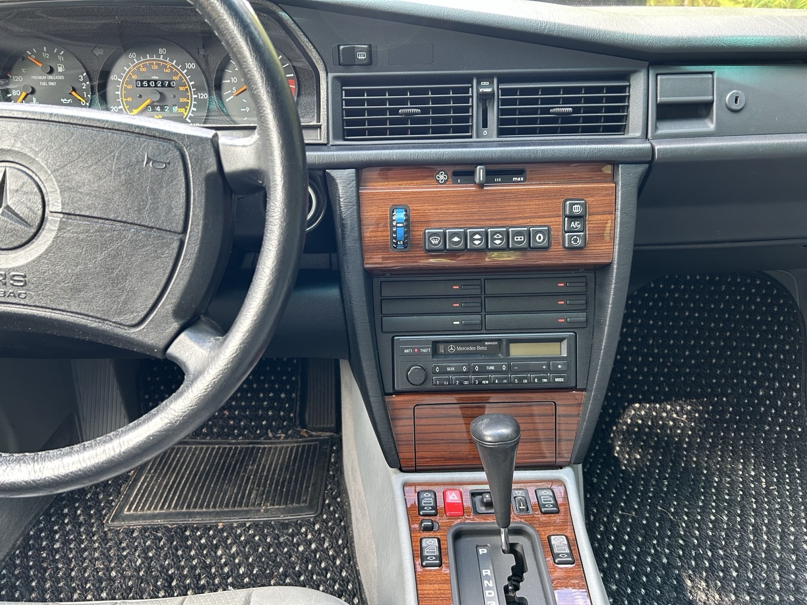 Mercedes-Benz-190-Series-1991-13