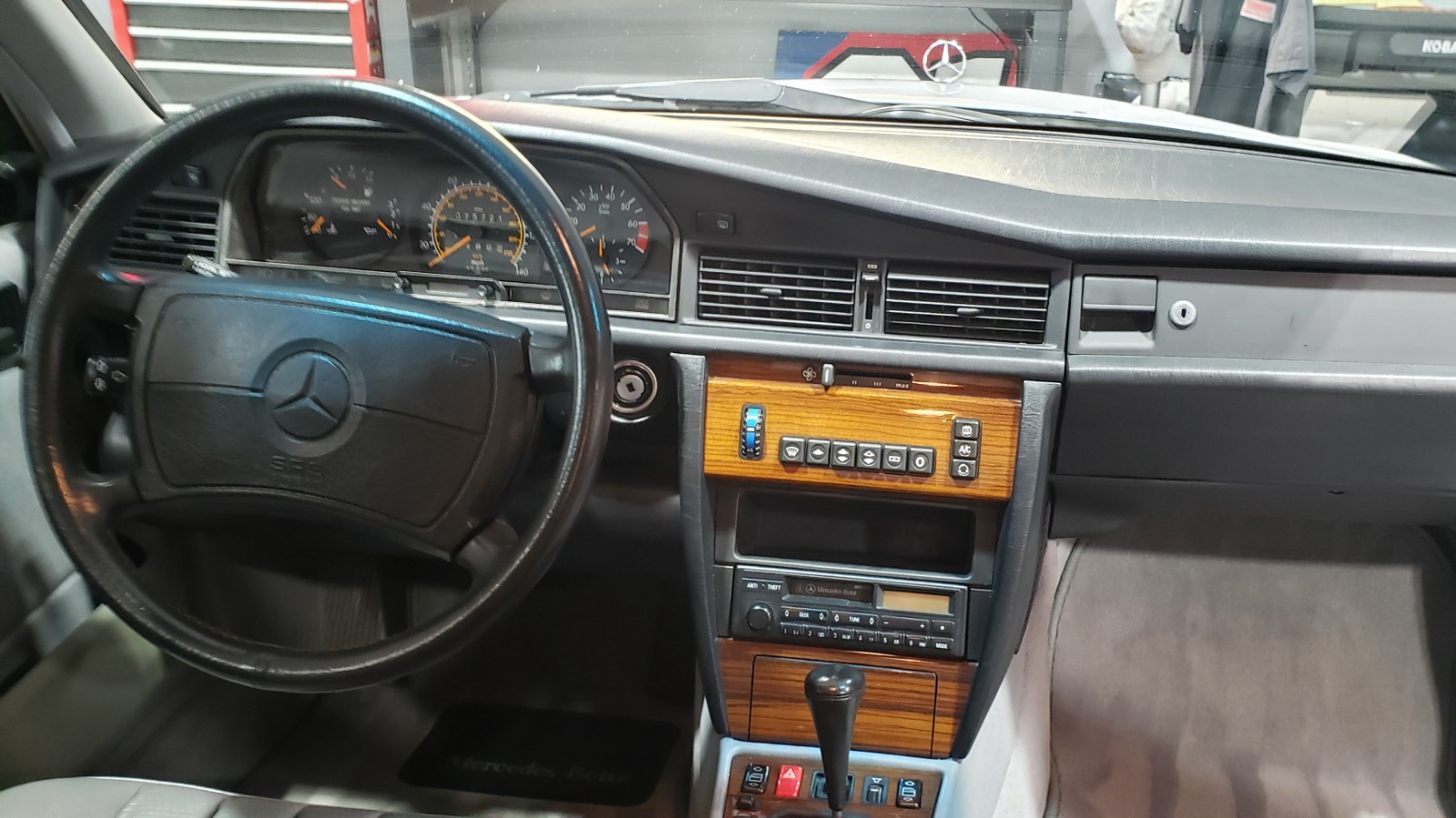 Mercedes-Benz-190-Series-1991-Sedan-20