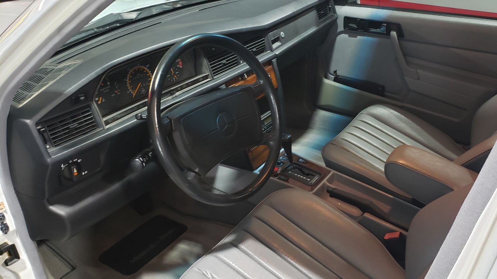 Mercedes-Benz-190-Series-1991-Sedan-21