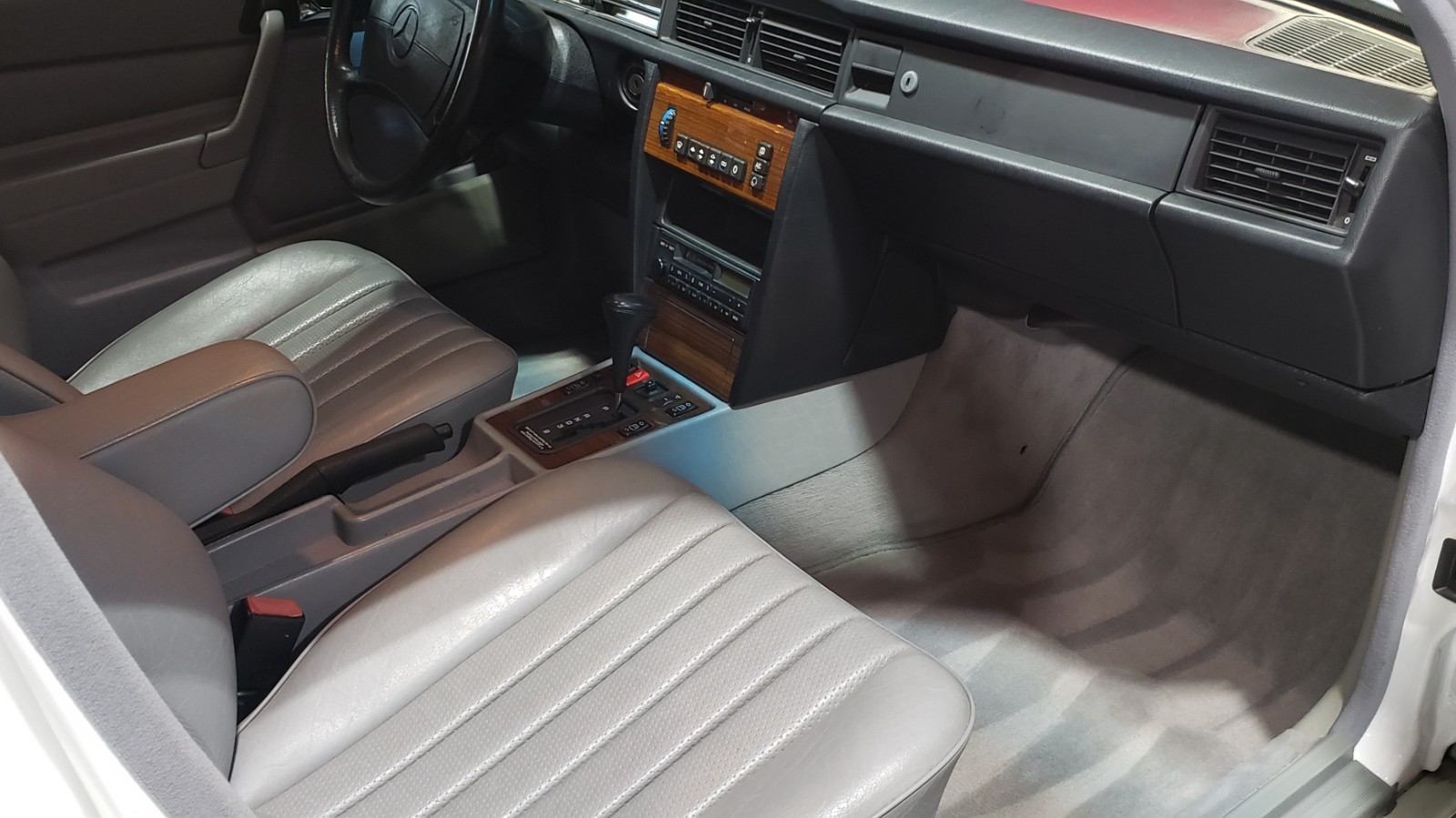 Mercedes-Benz-190-Series-1991-Sedan-23