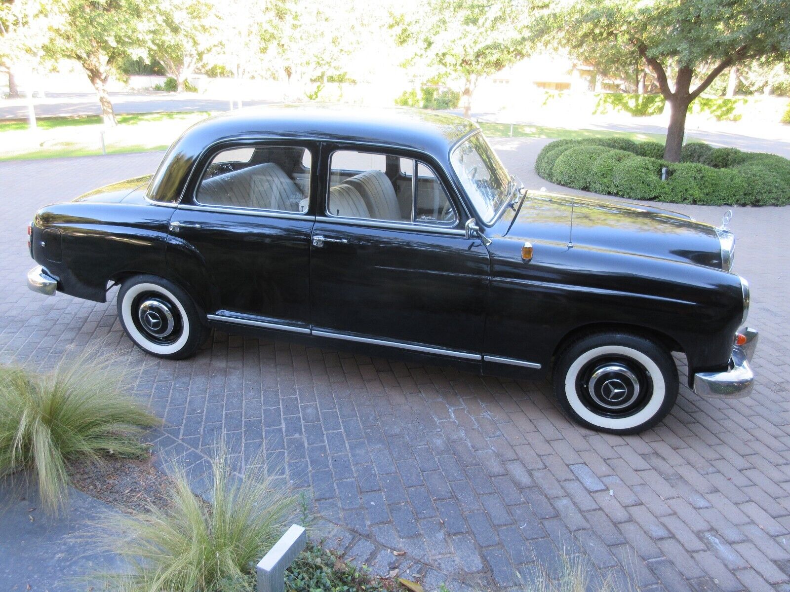 Mercedes-Benz-190B-series-1960-Sedan-1