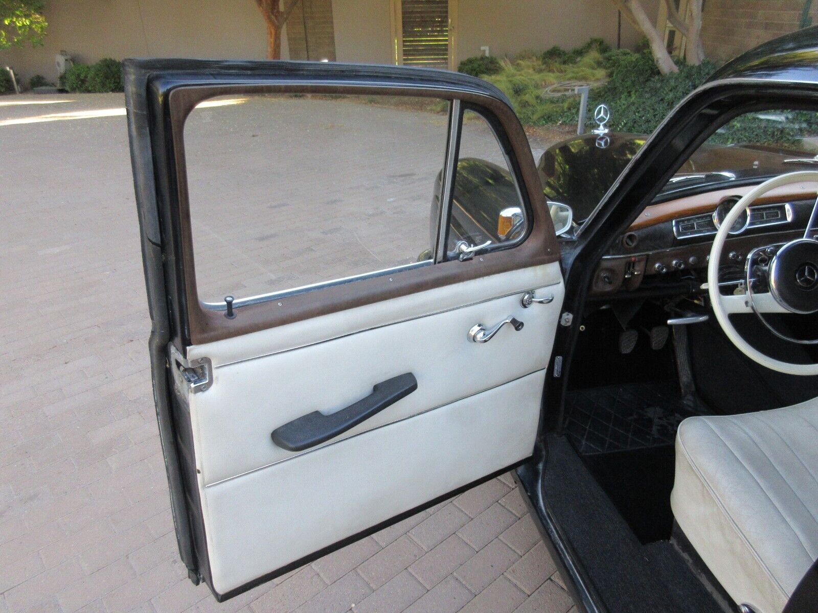 Mercedes-Benz-190B-series-1960-Sedan-14
