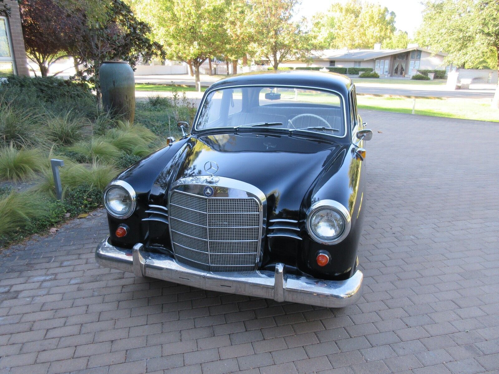 Mercedes-Benz-190B-series-1960-Sedan-2