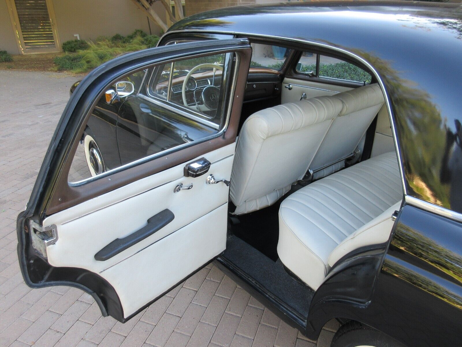 Mercedes-Benz-190B-series-1960-Sedan-9