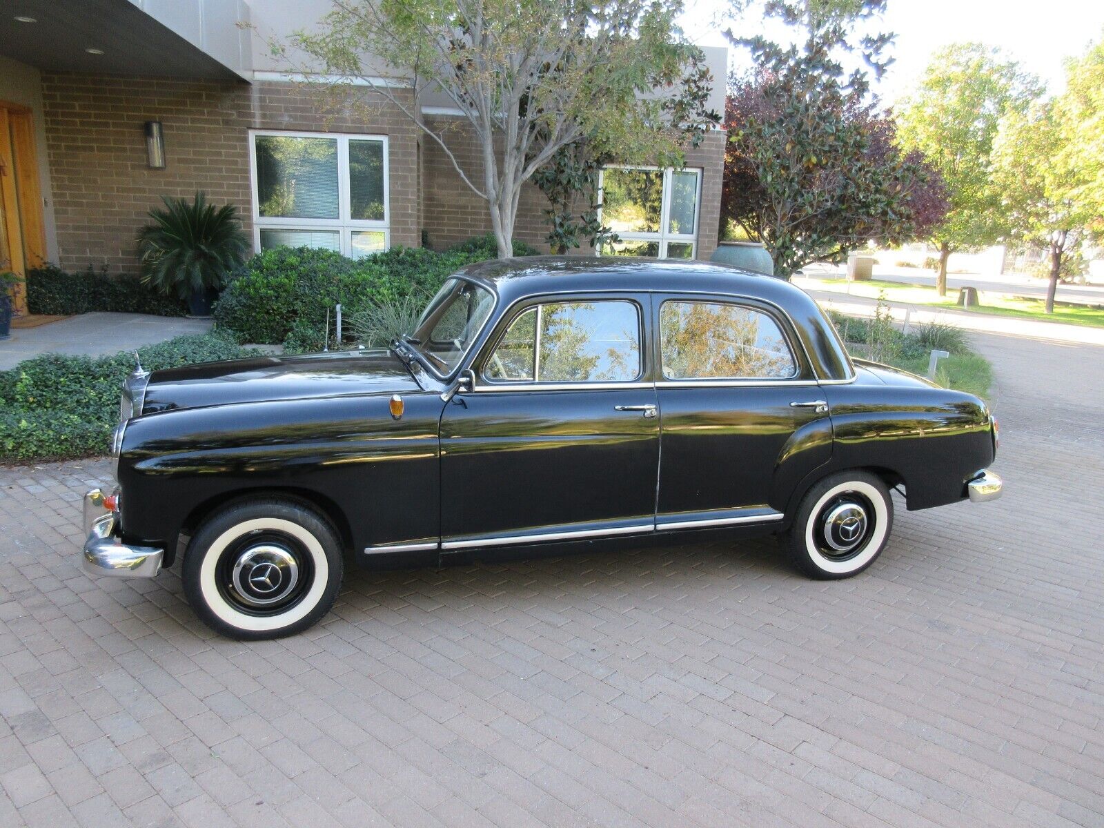 Mercedes-Benz-190B-series-1960-Sedan