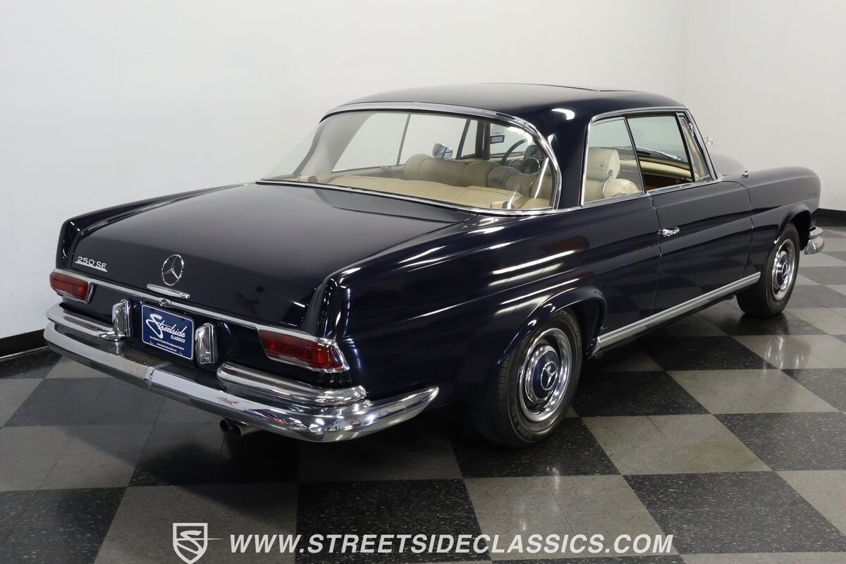 Mercedes-Benz-200-Series-1966-Coupe-10