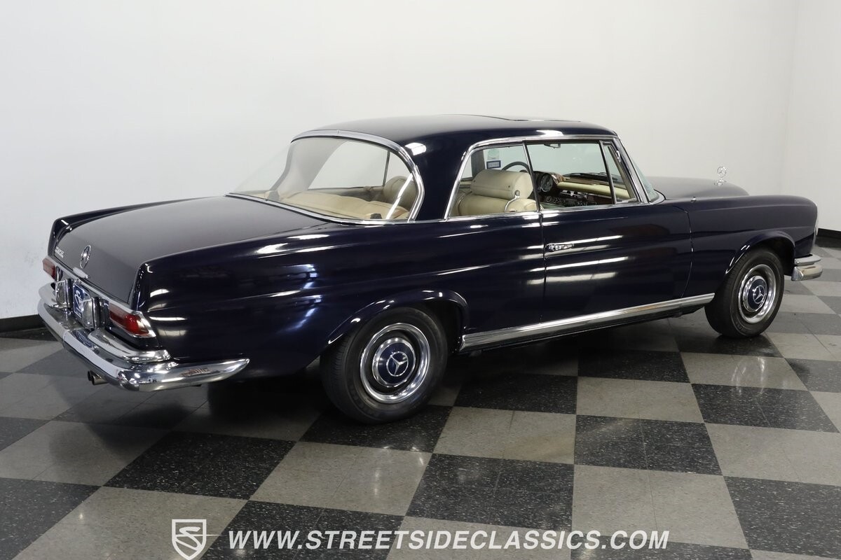 Mercedes-Benz-200-Series-1966-Coupe-11
