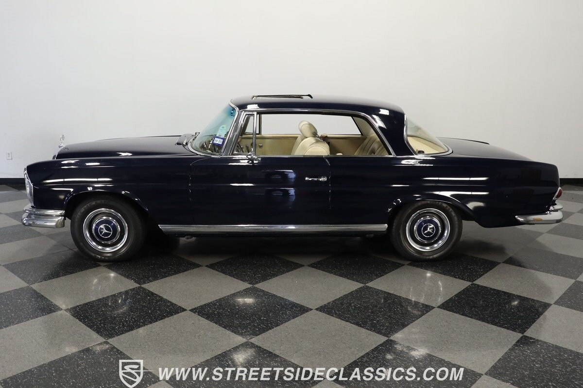 Mercedes-Benz-200-Series-1966-Coupe-2