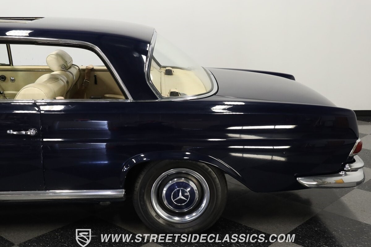 Mercedes-Benz-200-Series-1966-Coupe-23