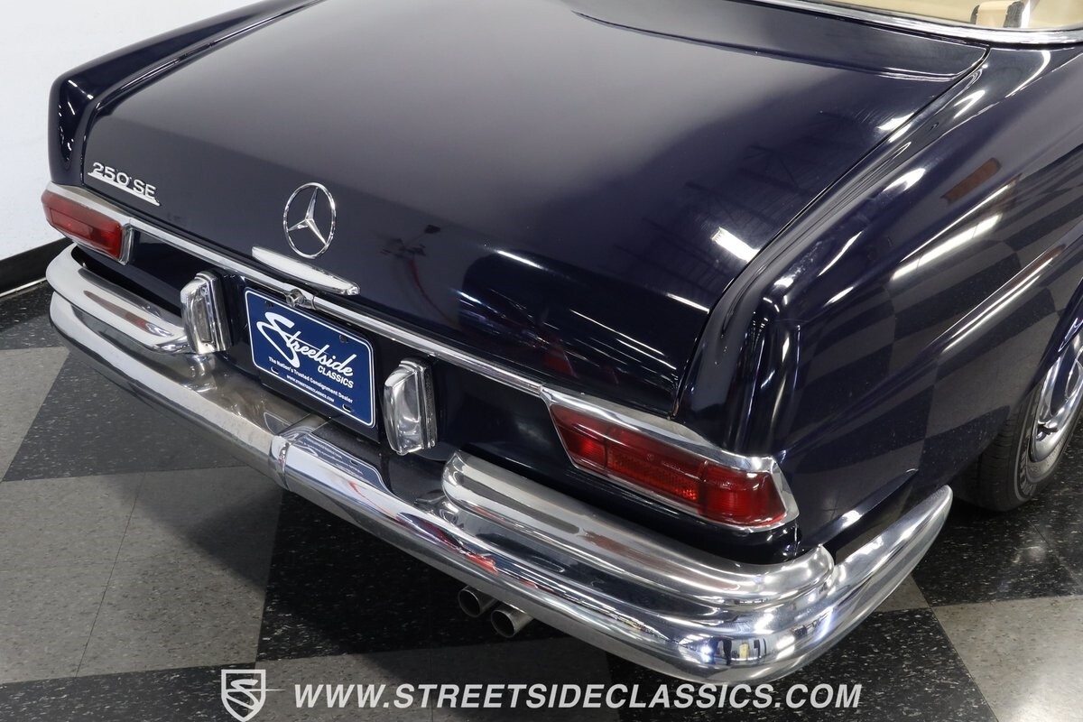 Mercedes-Benz-200-Series-1966-Coupe-24