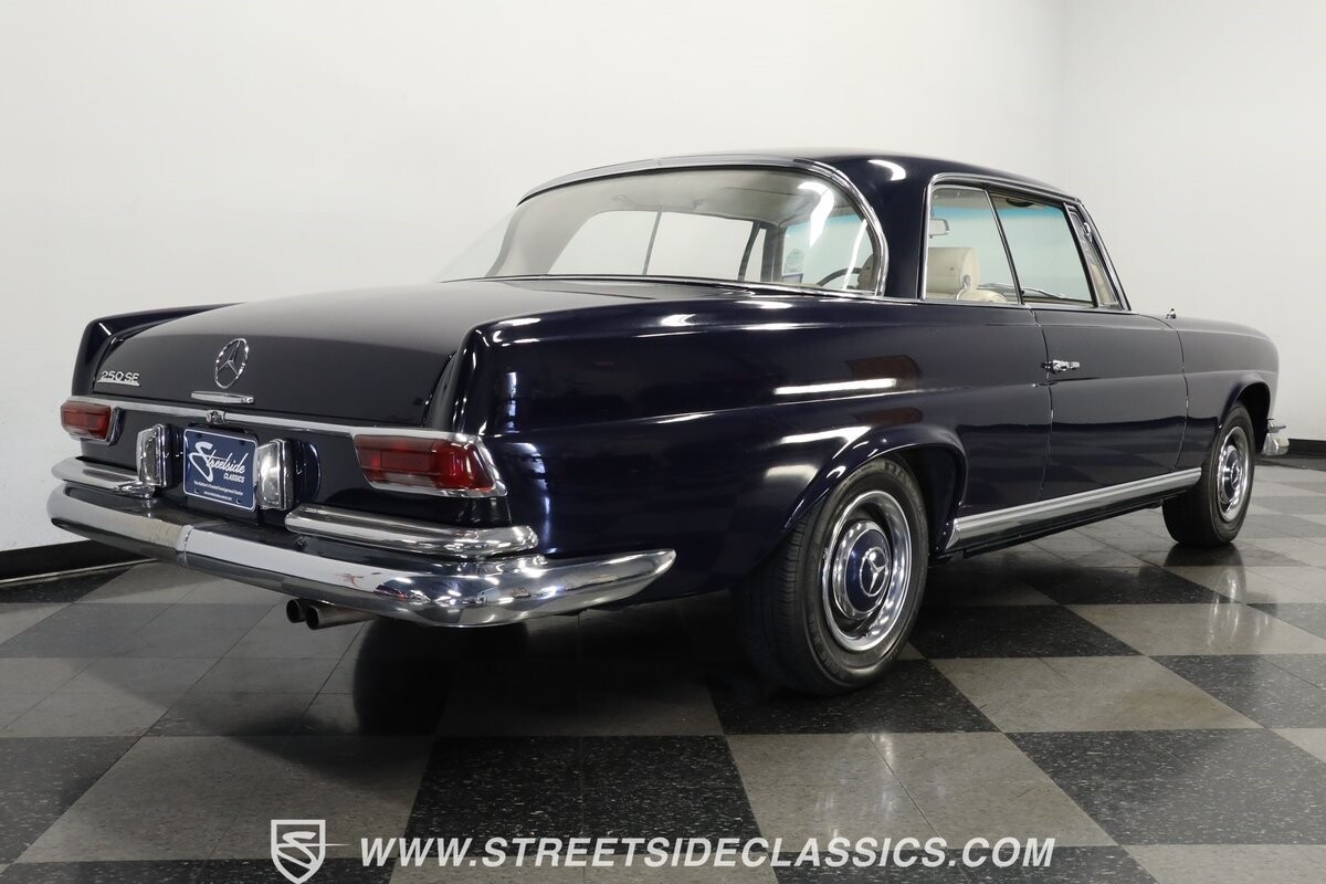Mercedes-Benz-200-Series-1966-Coupe-25