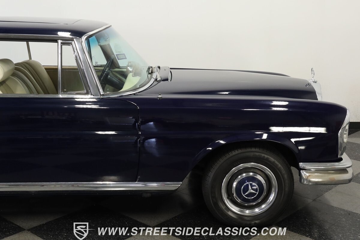 Mercedes-Benz-200-Series-1966-Coupe-28