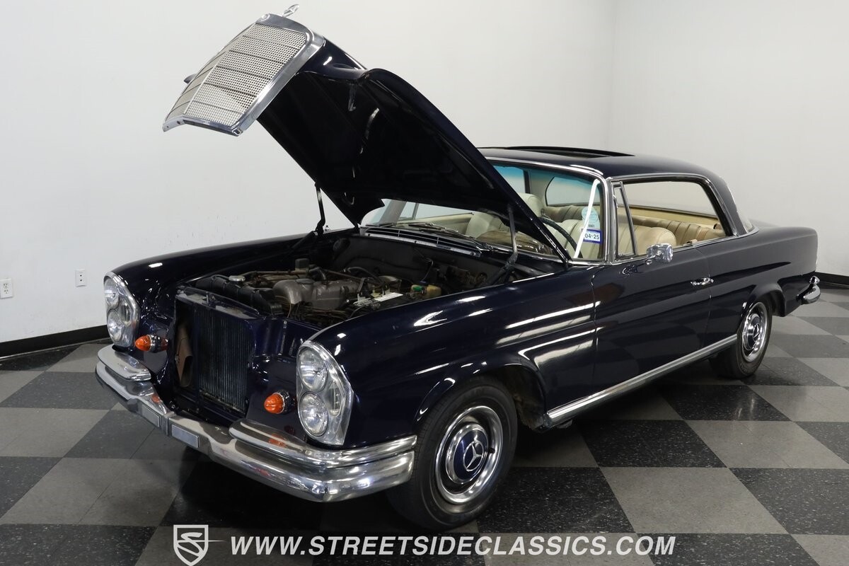 Mercedes-Benz-200-Series-1966-Coupe-29