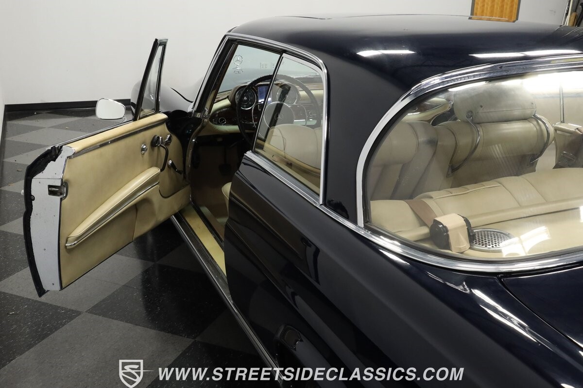 Mercedes-Benz-200-Series-1966-Coupe-32