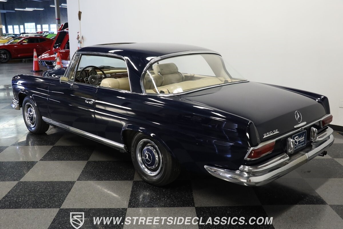 Mercedes-Benz-200-Series-1966-Coupe-6