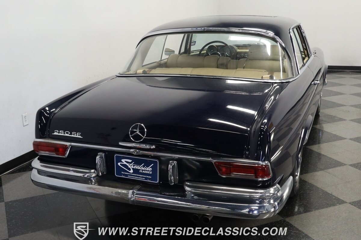 Mercedes-Benz-200-Series-1966-Coupe-9