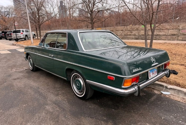 Mercedes-Benz-200-Series-1972-Coupe-10