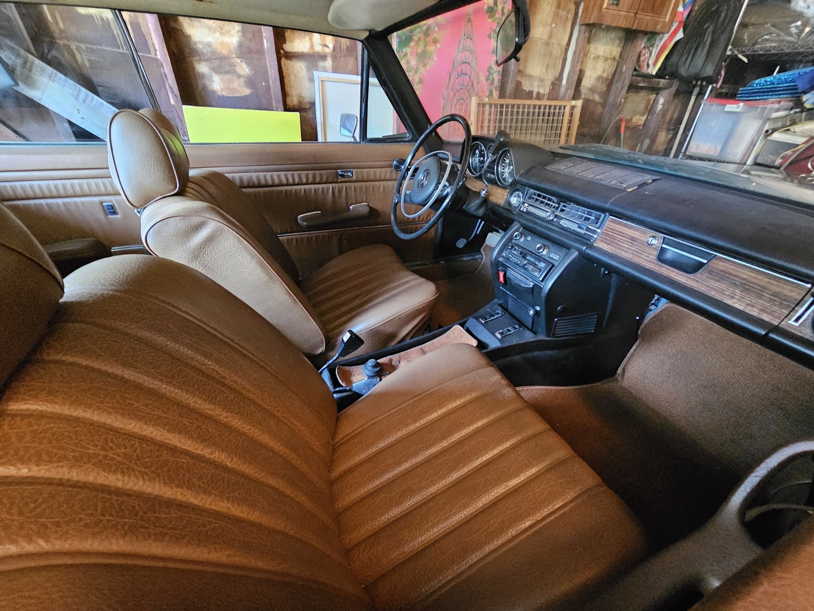 Mercedes-Benz-200-Series-1972-Coupe-16