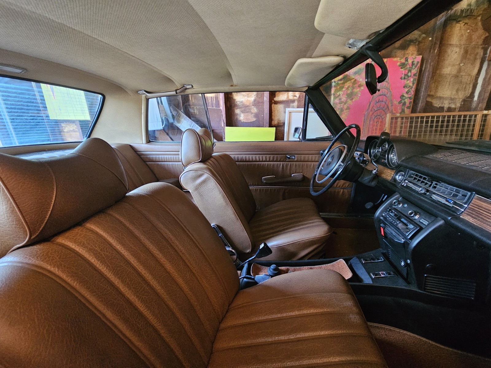 Mercedes-Benz-200-Series-1972-Coupe-17
