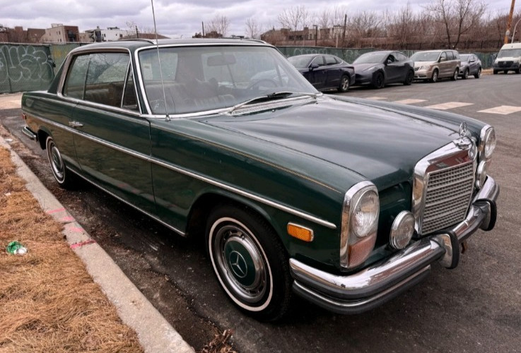 Mercedes-Benz-200-Series-1972-Coupe-2