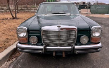 Mercedes-Benz-200-Series-1972-Coupe-3