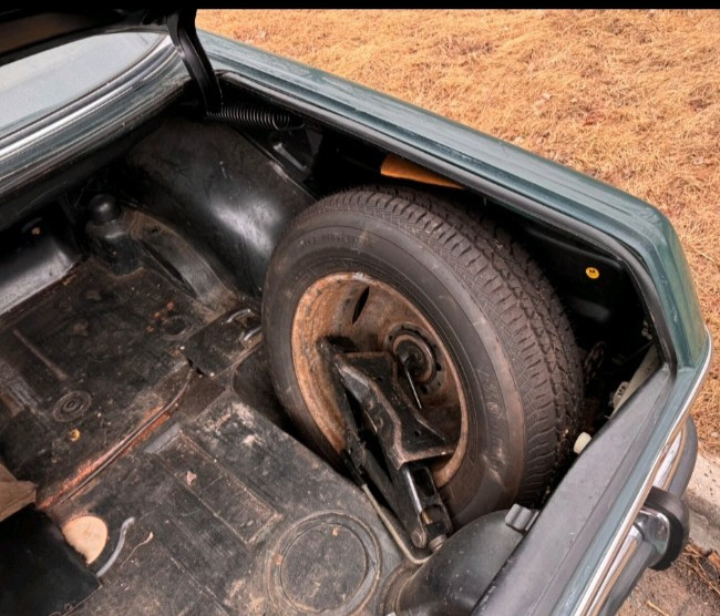 Mercedes-Benz-200-Series-1972-Coupe-4