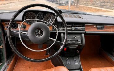 Mercedes-Benz-200-Series-1972-Coupe-5