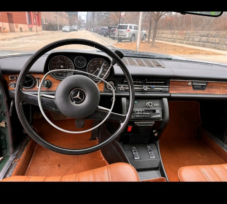 Mercedes-Benz-200-Series-1972-Coupe-5