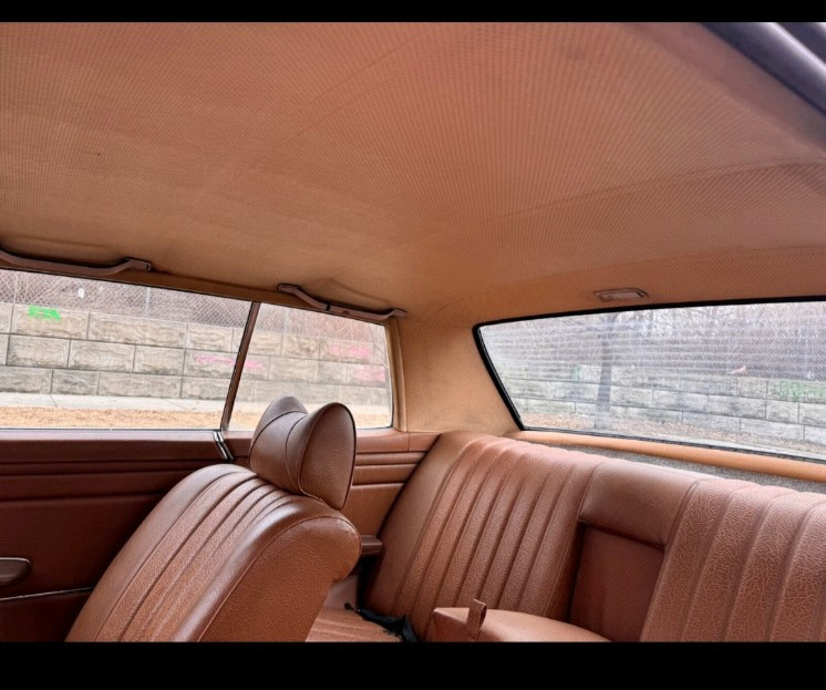 Mercedes-Benz-200-Series-1972-Coupe-6