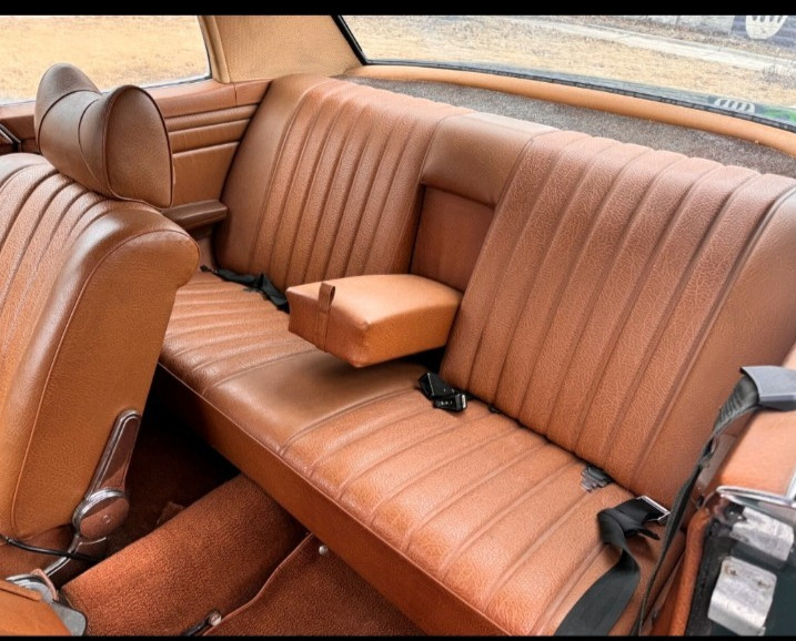 Mercedes-Benz-200-Series-1972-Coupe-7