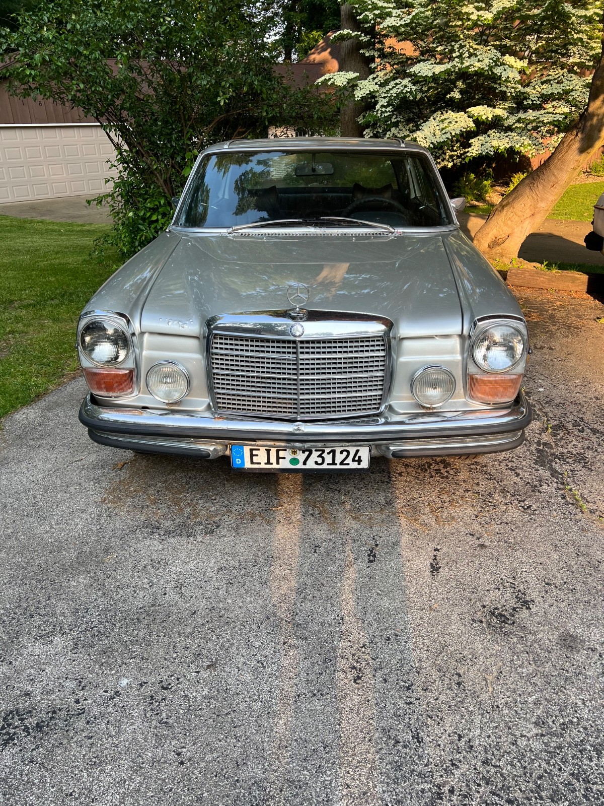 Mercedes-Benz-200-Series-1973-Coupe-1