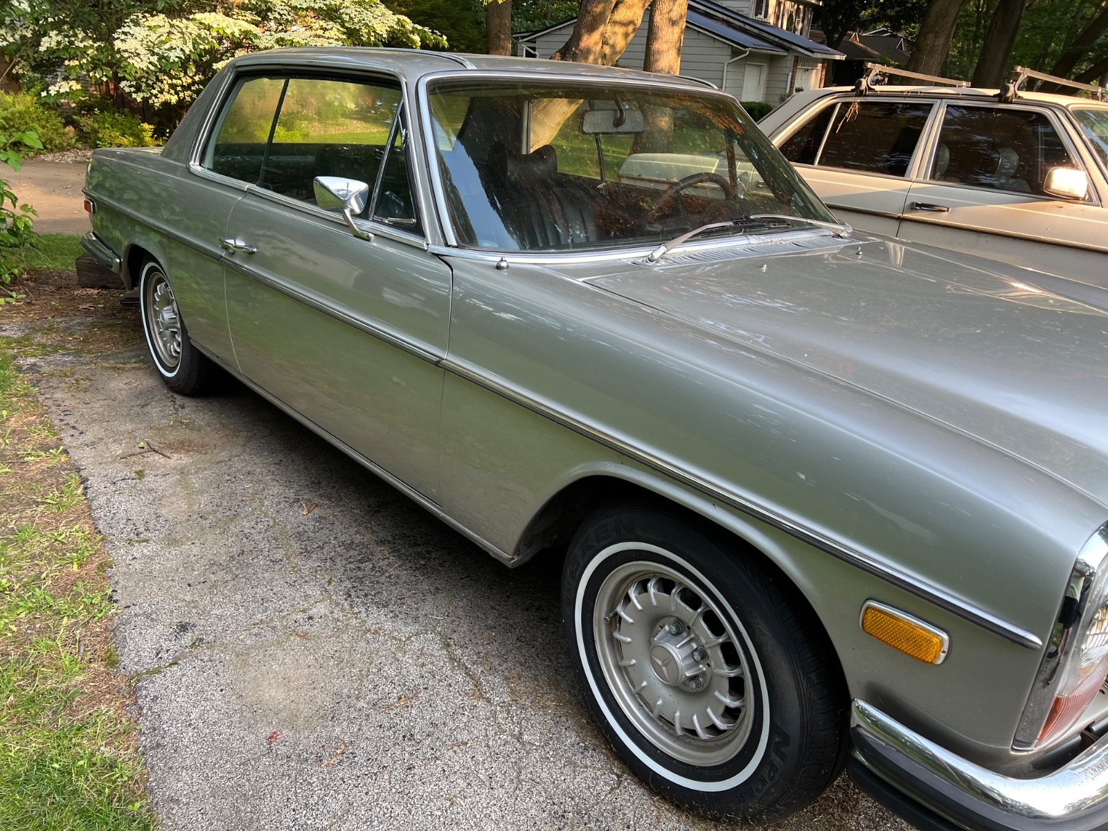Mercedes-Benz-200-Series-1973-Coupe-2
