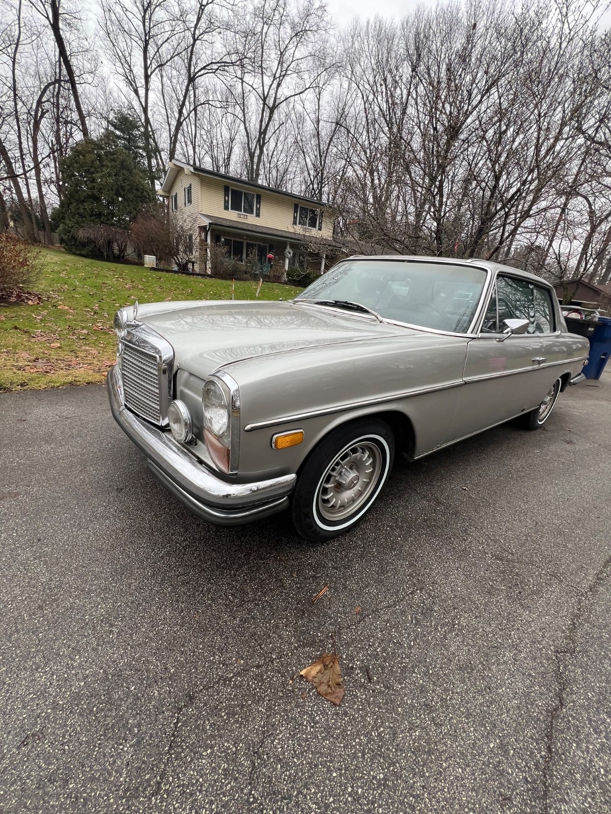 Mercedes-Benz-200-Series-1973-Coupe-4