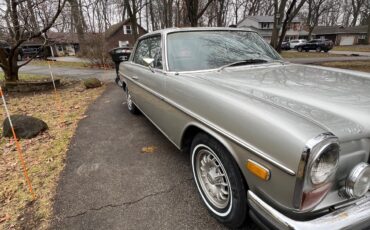 Mercedes-Benz-200-Series-1973-Coupe-5
