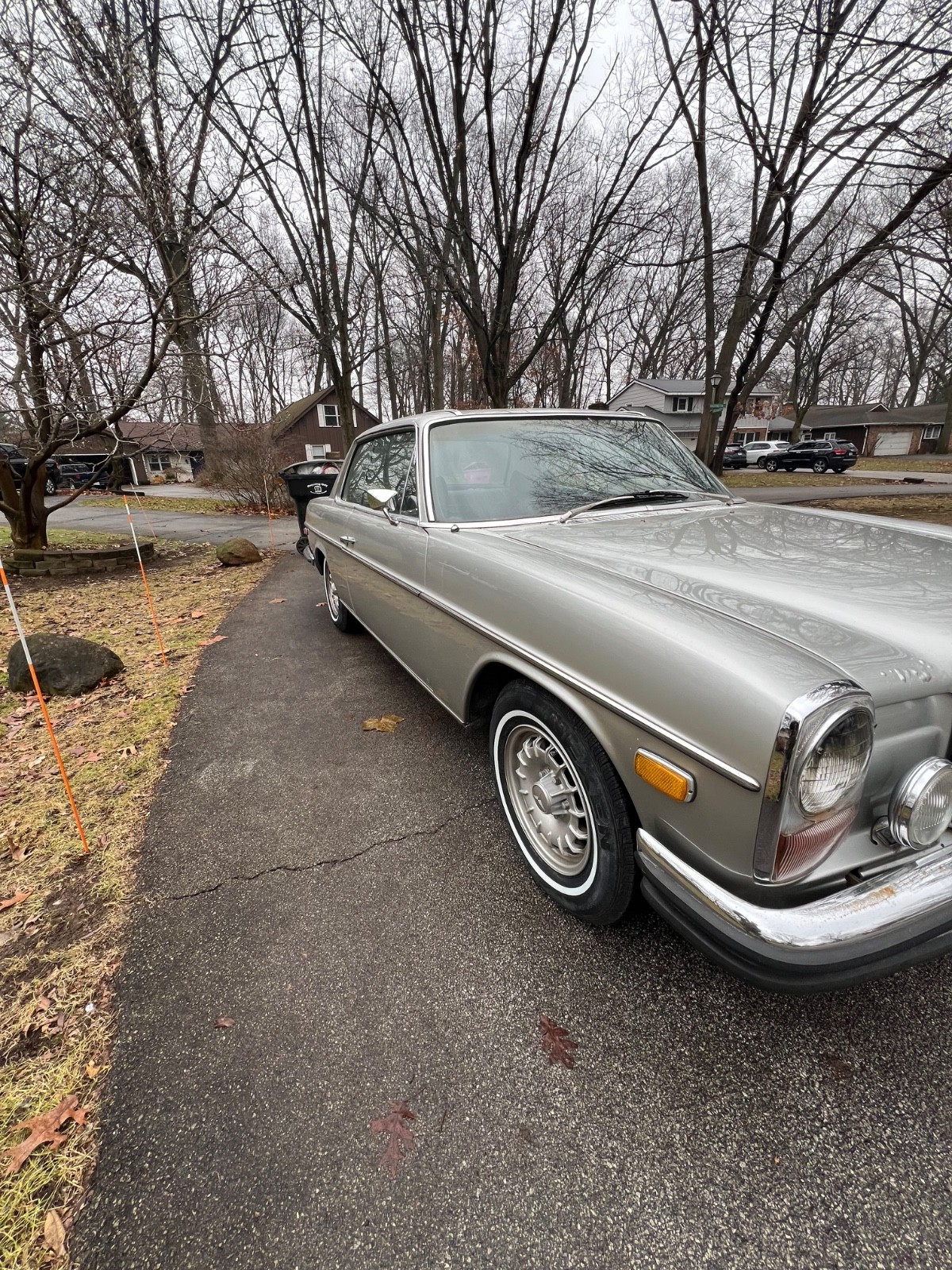 Mercedes-Benz-200-Series-1973-Coupe-5