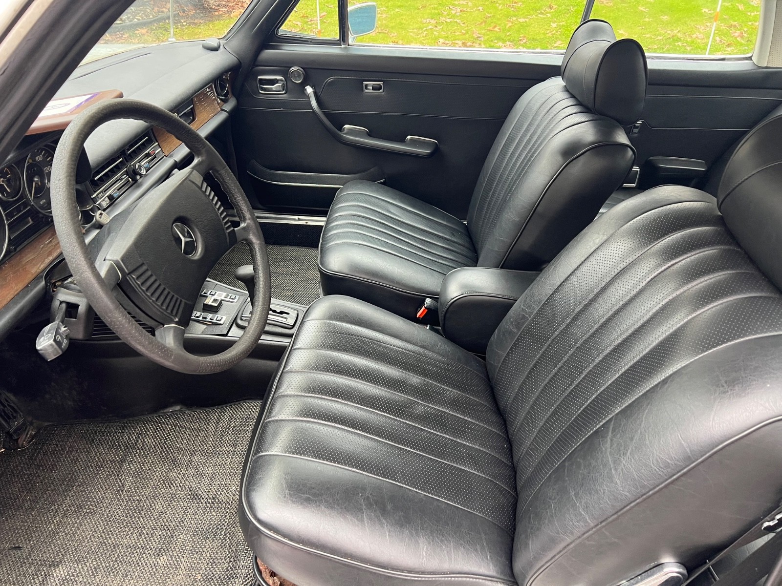 Mercedes-Benz-200-Series-1973-Coupe-6