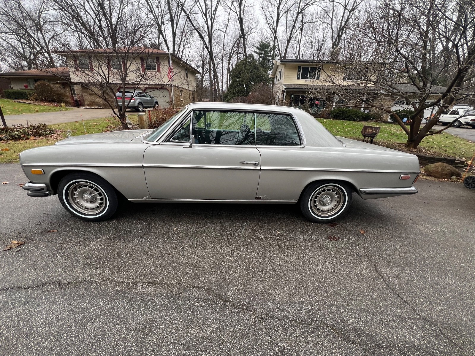 Mercedes-Benz-200-Series-1973-Coupe-7