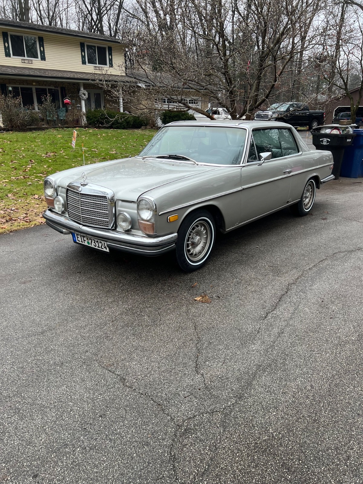 Mercedes-Benz-200-Series-1973-Coupe-9