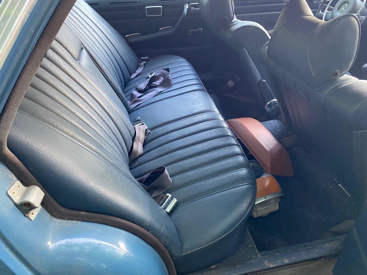 Mercedes-Benz-220-1971-10
