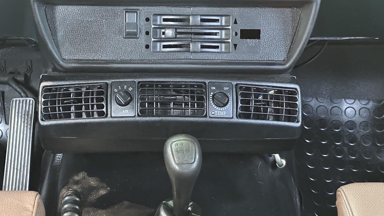 Mercedes-Benz-240GD-1987-24