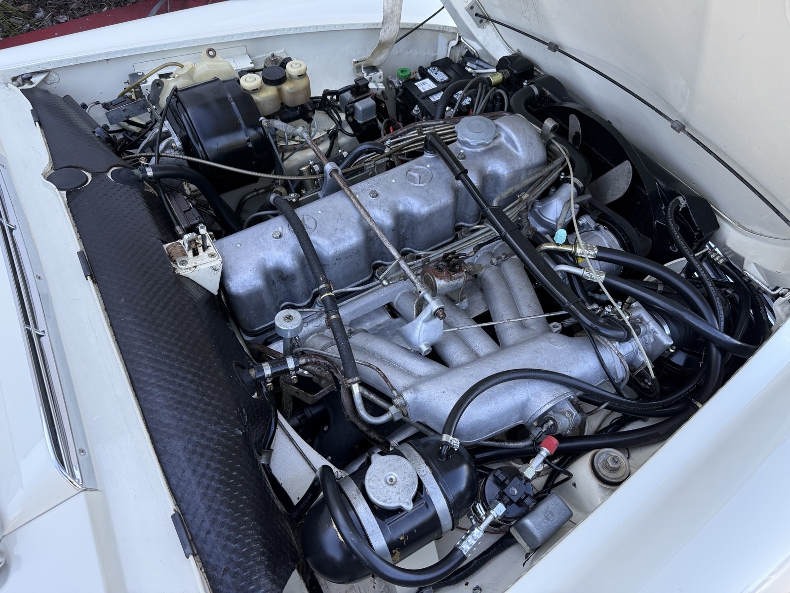 Mercedes-Benz-280-SL-1968-19