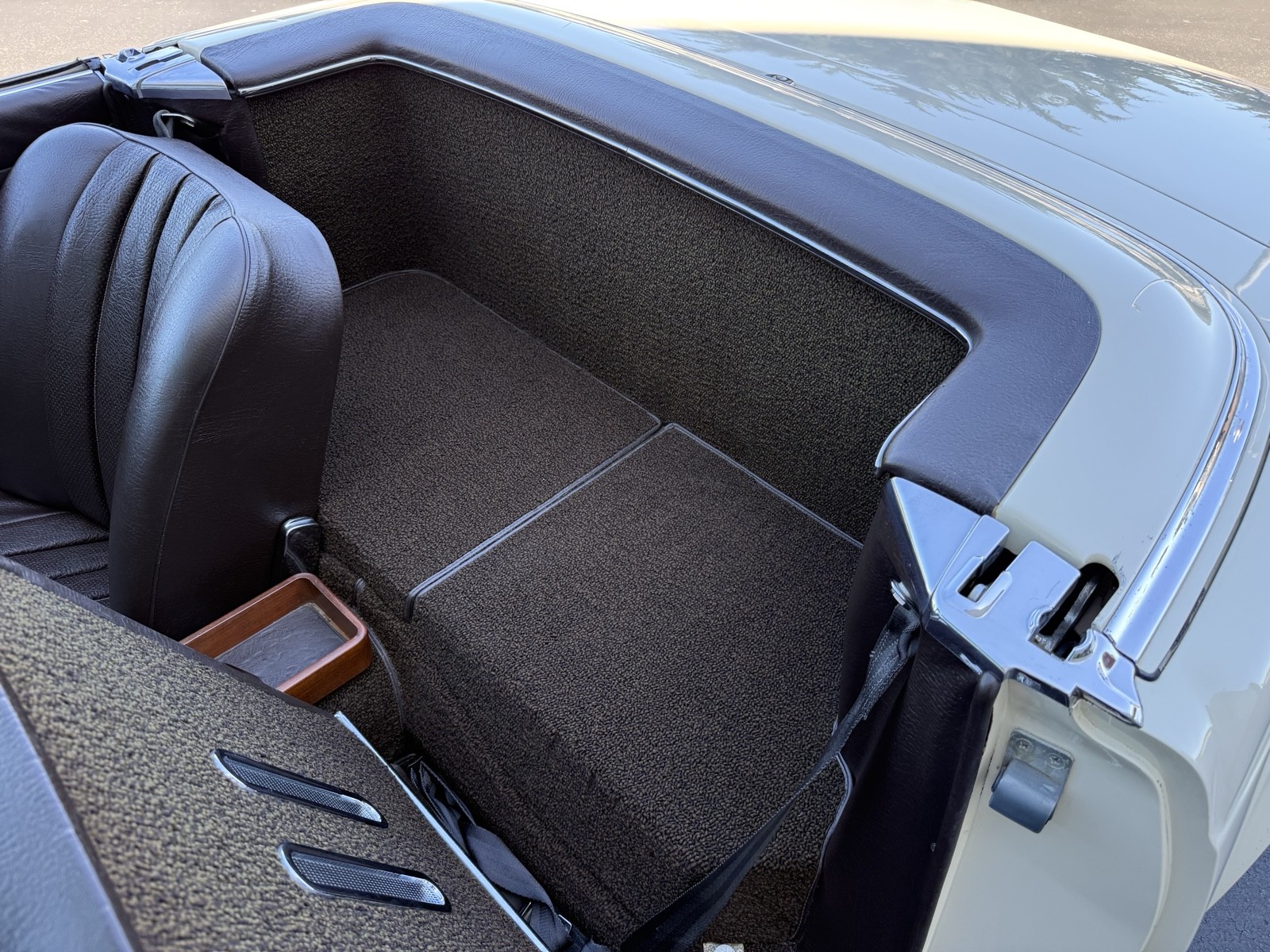 Mercedes-Benz-280-SL-1968-22