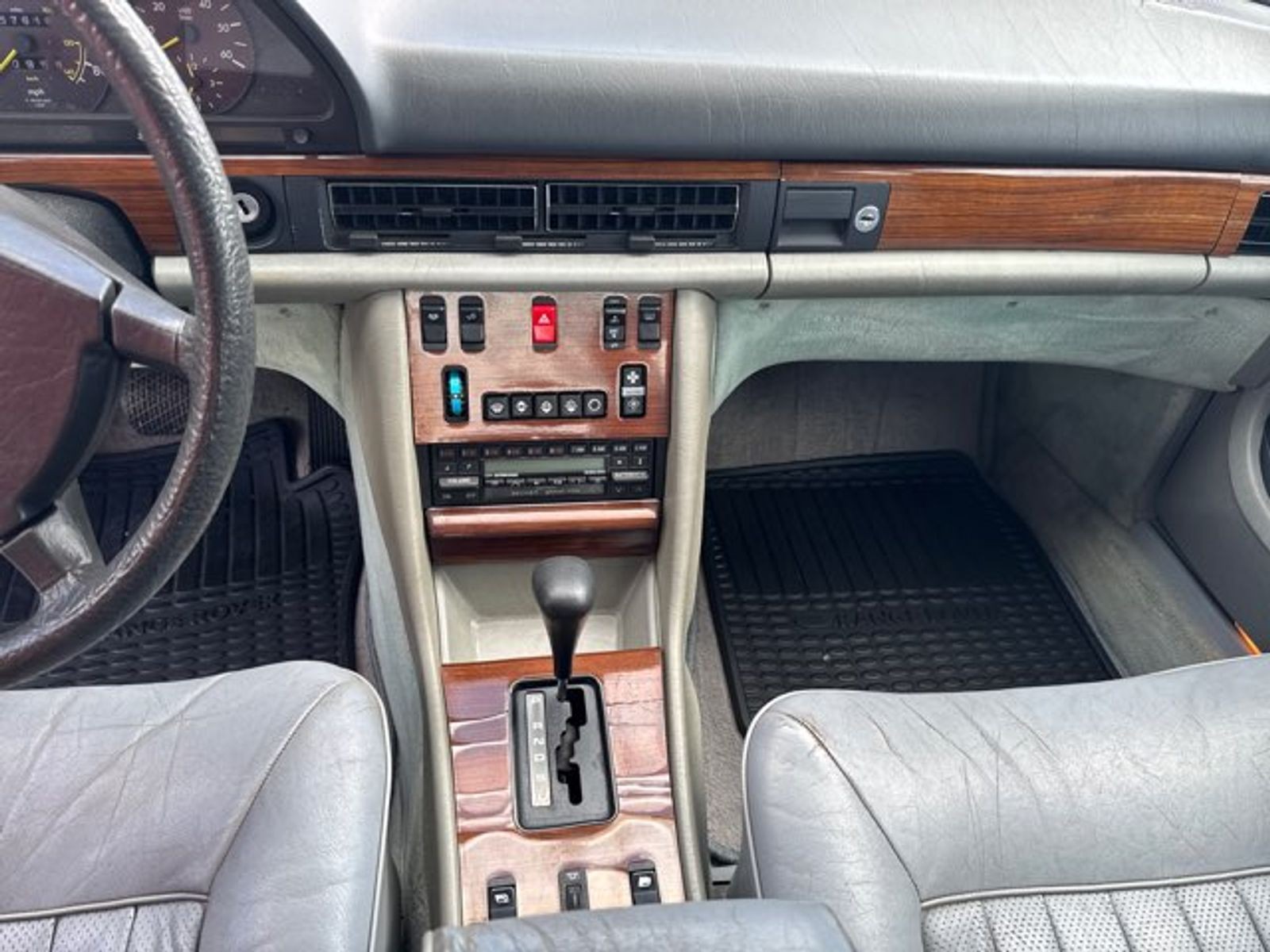 Mercedes-Benz-300-Class-1982-Sedan-8