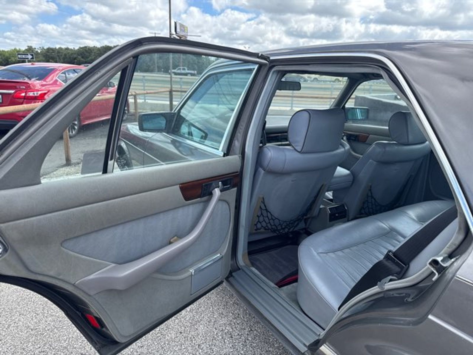 Mercedes-Benz-300-Class-1982-Sedan-9