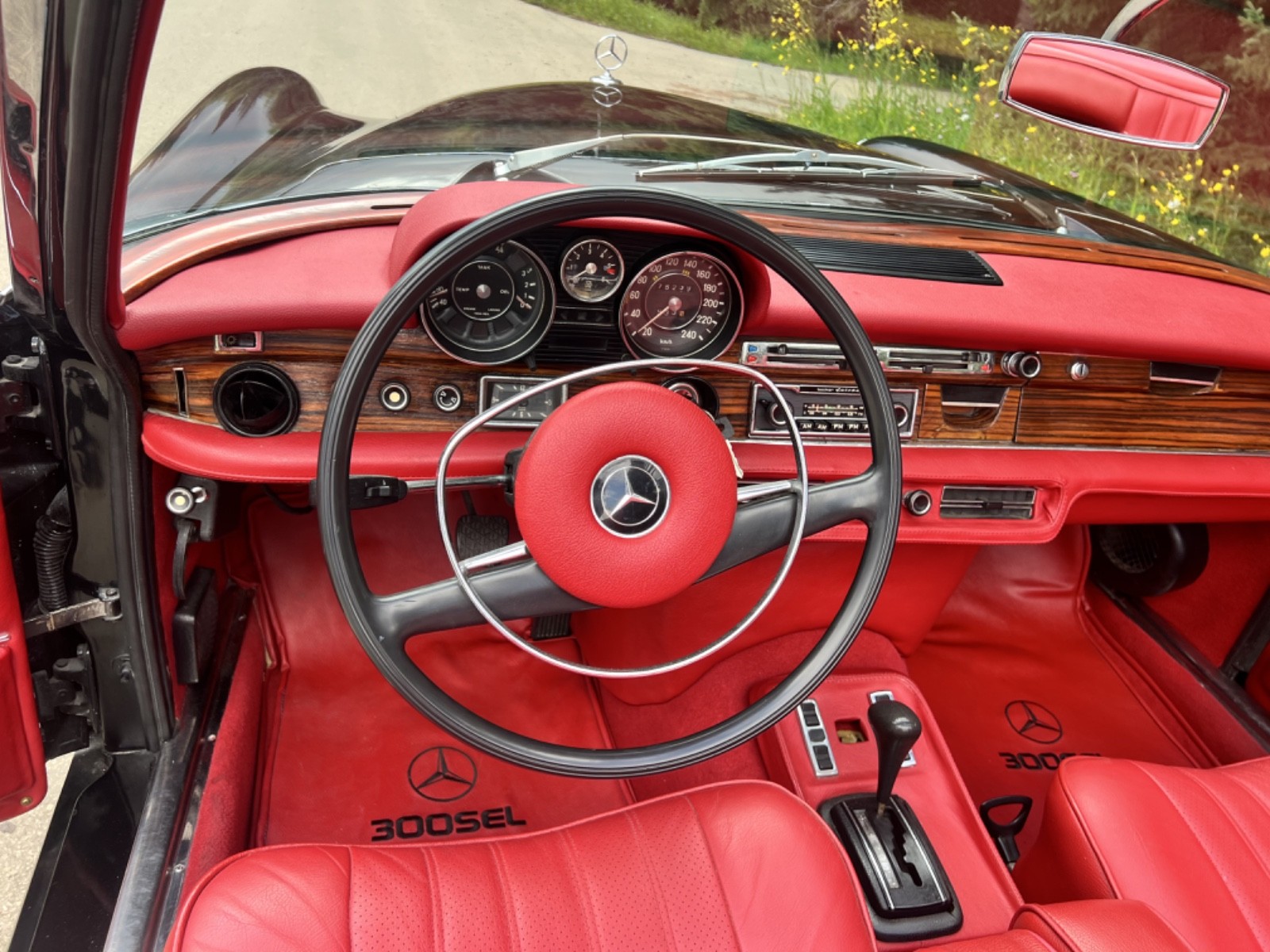 Mercedes-Benz-300-Series-1972-Convertible-12