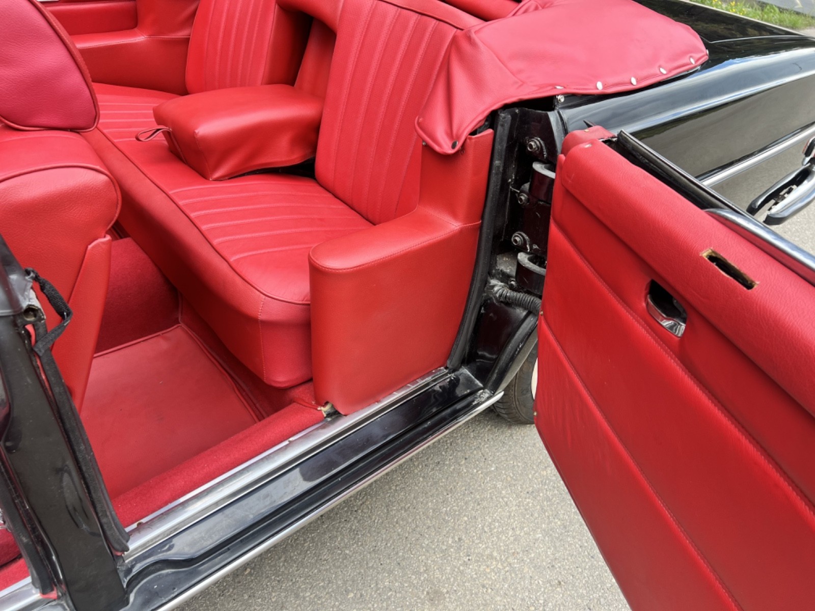 Mercedes-Benz-300-Series-1972-Convertible-13