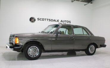 Mercedes-Benz-300-Series-1978-Sedan-1