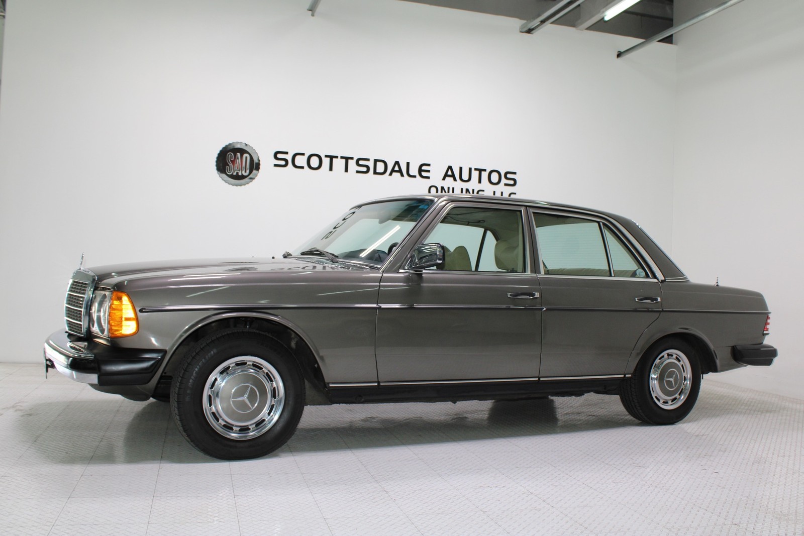 Mercedes-Benz-300-Series-1978-Sedan-1