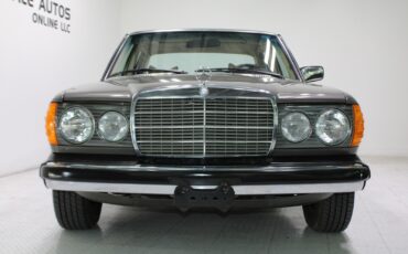 Mercedes-Benz-300-Series-1978-Sedan-11