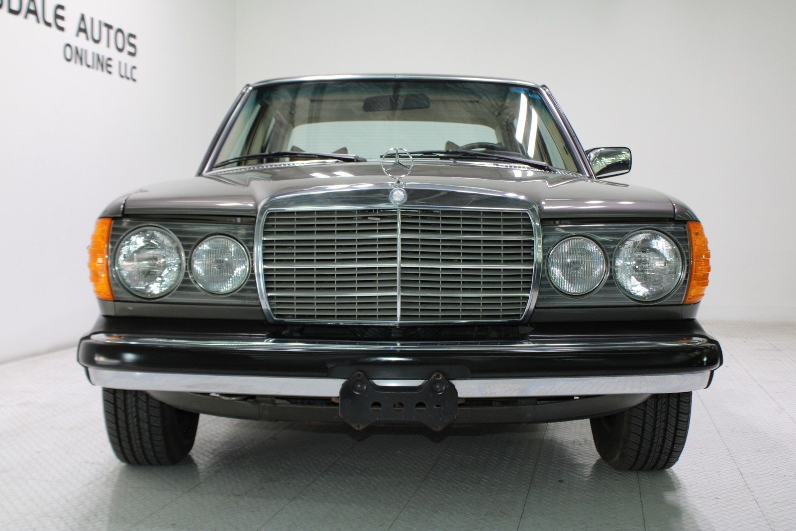 Mercedes-Benz-300-Series-1978-Sedan-11